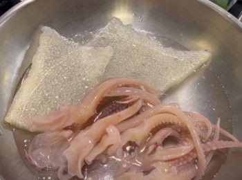 step2: 將水魷魚和豬皮汆水約1至2分鐘，以將雪味去除並將雜質去除