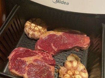 step2: 氣炸鍋預熱200度，將蒜頭放入200度氣炸10分鐘。