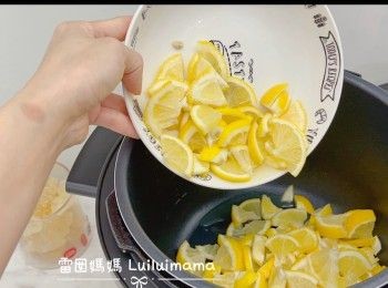 step4: 浸泡陳皮，浸軟後再用刀刮走白囊。
處理好後，用廚房紙抹乾。檸檬切片，去籽，再切1/4。陳皮切絲。