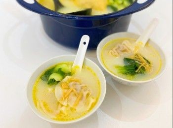 step8: 菜、雲呑/ 水餃煲熟後放入雞湯中即可