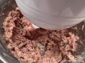 step6: 起膠後，便可以加入已爆香的冬菇粒，和調味料包括鹽、糖、麻油和胡椒粉。攪拌好調味料之後，便可以關機。