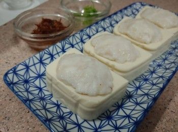 step2: 手沾小許水將墨魚滑搓成小餅狀放在豆腐面（輕輕略按固定）