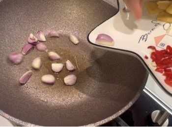 step7: 燒紅鑊，落油，先將配料爆香。