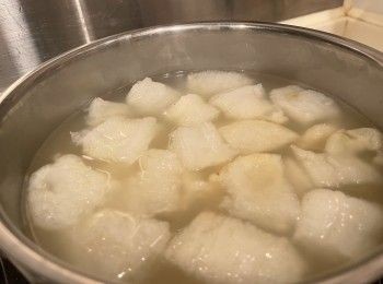 step3: 用上湯加入熱水煮滾，加入魚肚煮10分鐘