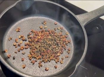 step5: 同一時間，可預備麻辣醬汁。
我們先將花椒和川椒以白鑊爆香