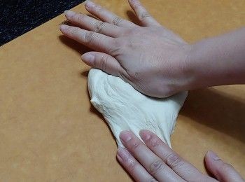 step5: 把麵糰取出， 用手搓揉去掉死氣