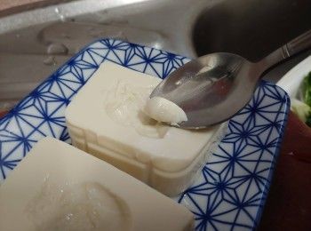 step1: 豆腐脫盒切件;  在豆腐面用小匙挖一淺洞