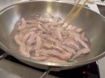 step3: 將洗乾淨啲<a href="https://bit.ly/3zHU5V3" target="_blank" data-keyword="雞翼" class="guide-link"><strong>雞翼</strong></a> <span style="display:inline-block;vertical-align:middle;margin-top:-3px;color:initial;border-radius:3px;padding:2px 3px;font-size:12px;line-height:14px;background:#87d300;color:#fff;">即買</span> 尖，飛水5分鐘，以去除雪味