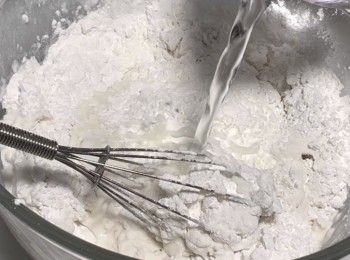 step4: 然後加入680毫升的清水（連蝦米水），攪拌至粉粒完全溶化，然後將粉漿過一次篩。