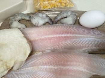 step1: 處理材料：乾魚肚先浸軟，蝦仁和魚柳解凍索乾水份，雞蛋分開蛋黃和蛋白，生粉加入少許水攪勻，巳解凍蝦仁和魚柳切粒，用味醂、鹽和胡椒粉醃蝦仁和魚柳，最後取一半蛋白和蝦仁和魚柳撈勻，輕輕按摩一下等魚柳吸收蛋白，豆腐切粒，假如晚餐有芥蘭或菜心，可取一兩條削皮切薄片，增添顏色。