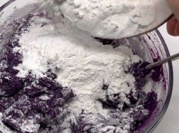 step6: 最後加入糯米粉（糯米粉可分幾次加入）