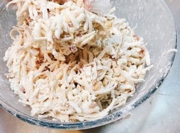 step3: 放在芋絲裡面，拌勻。加入調味料，拌勻。加入粘米粉、生粉，拌勻