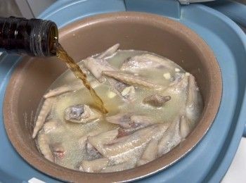 step7: 加入雞湯和花雕酒，蓋上電飯煲，開煮飯功能煮大約30分鐘即可。