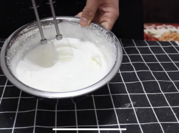 step2: 將剩下的糖加入忌廉，打發至七成，亦即是比yogurt挺身少少但還可以流動的狀態