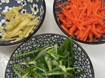 step1: 先將配料，包括薑、甘筍和蔥，切絲備用。