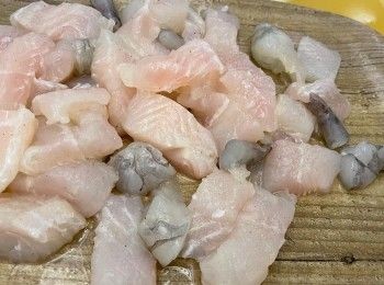 step4: 加入蝦仁和魚柳，不用太大火，讓蝦仁和魚柳慢慢浸熟