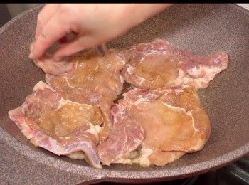 step10: 將已醃製好的豬扒，放於平底鑊中，已細至中火慢煎