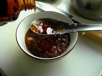 step1: 洋蔥泥、蒜泥以及全部調味料拌勻成醬汁。