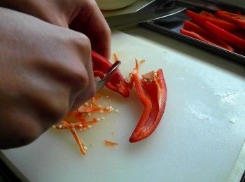 step1: 甜椒縱切去掉內部的籽。