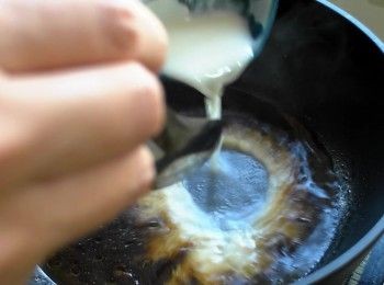 step7: 打開鍋蓋取出彩椒鑲肉。倒入太白粉水將醬汁芶薄芡。