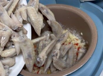 step6: 拌入<a href="https://bit.ly/3zHU5V3" target="_blank" data-keyword="雞翼" class="guide-link"><strong>雞翼</strong></a> <span style="display:inline-block;vertical-align:middle;margin-top:-3px;color:initial;border-radius:3px;padding:2px 3px;font-size:12px;line-height:14px;background:#87d300;color:#fff;">即買</span> 尖