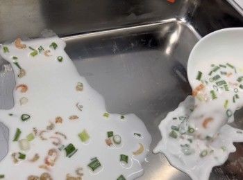 step6: 將蒸盤塗上薄油，加入適量的粉漿，搖勻粉漿