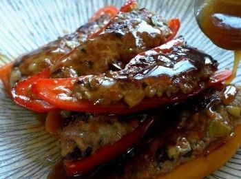 step8: 將勾芡後的醬汁淋在甜椒鑲肉上即可。