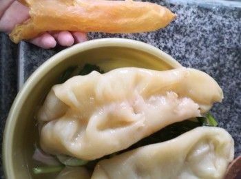 step1: 先將煮段薑片放上乾花膠筒上入蒸焗爐蒸15-20分鐘至軟身取出泡入冰水內用大食物盒蓋上放入雪櫃過夜浸發