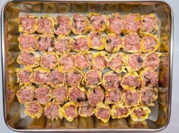 step8: 將包好的燒賣放上蟹籽粒，然後放到蒸籠內以100度蒸20分鐘即可。