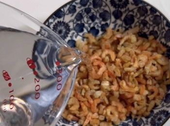 step2: 將細蝦米清洗乾淨，然後用清水浸1小時。（記得留起蝦米水備用呀！）