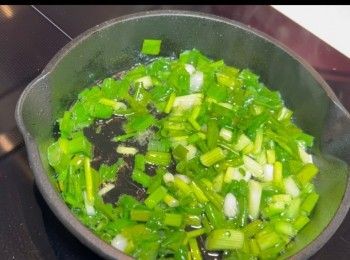 step9: 燒紅鑊，落油，當油燒至約八至九成滾時，就可以加入蔥花，快炒幾下，隨即加入鹽和糖拌勻，然後馬上離火