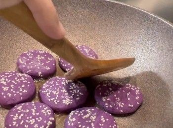 step9: 以最細火，將紫薯餅煎至金黃色，期間可以落一點點水，加以給蓋，用半煎焗的方式完成煎餅。