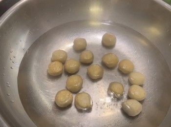 step1: 先將魚蛋輕輕汆水備用