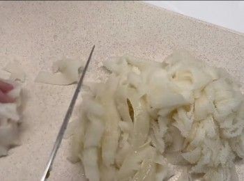 step10: 將冰鎮好的牛柏葉取出，瀝乾水份，然後放於熟沾砧板上切條，粗度隨意。
將切好的牛柏葉，要以廚房紙索乾水份