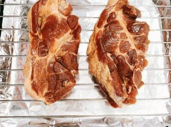 step3: 預熱焗爐200度，準備網架，烤盤放上錫紙，將叉燒放在網架上。醃肉後留用的汁加蜜糖拌勻，掃在叉燒上面，連同烤盤入爐 200度25分鐘，每邊先焗7分鐘。然後5、4、2分鐘取出，翻轉，掃蜜糖汁，最尾一次掃蜜糖