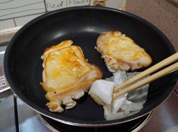 step6: 用廚紙吸去鑊上由<a href="https://bit.ly/2ZxapeY" target="_blank" data-keyword="雞扒" class="guide-link"><strong>雞扒</strong></a> <span style="display:inline-block;vertical-align:middle;margin-top:-3px;color:initial;border-radius:3px;padding:2px 3px;font-size:12px;line-height:14px;background:#87d300;color:#fff;">即買</span> 釋出的油份