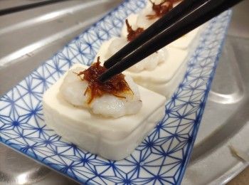 step3: 大火蒸6分鐘至墨魚滑熟透； 取出倒去水份; 放上XO醬及蔥花