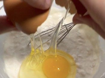 step3: 將麵粉、糯米粉與180毫升的水（連蝦米水）一起拌勻。再加入一隻雞蛋，將粉漿攪至細滑無粒狀