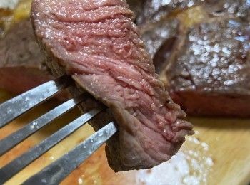 step4: 因應牛扒厚度調節氣炸時間，這塊肉眼扒是厚切的，
以這個時間及溫度烤，大約6成熟，而西冷約7成熟。