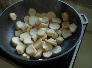 step3: 熱鍋不加油，放入杏鮑菇塊乾烙，杏鮑菇水分幾乎都乾且表面呈現黃褐色後取出備用。