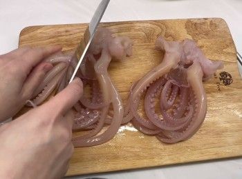 step5: 將已過冷河的水魷魚瀝乾水份，然後切件（我喜歡切成每兩隻腳為一組）