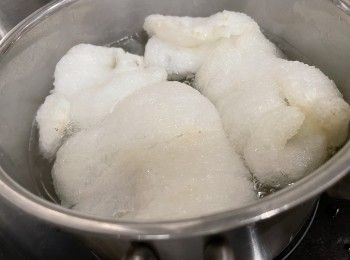 step2: 凍水加入薑片，水滾後加入已浸軟的魚肚煮8分鐘，盛起後用水沖一沖洗，隔去水份後切細件。