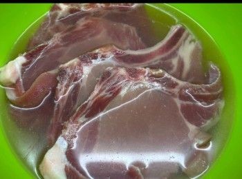 step2: 然後將豬扒置於梳打水中浸泡30分鐘，使豬扒變得鬆軟，同時血水和雪味也能被迫出