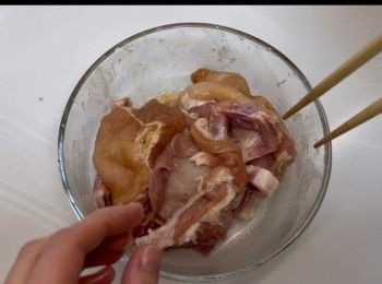 step7: 然後可以醃製豬扒,將<span class="group_1">豬扒醃料</span>加入拌勻。
醃製大概30分鐘