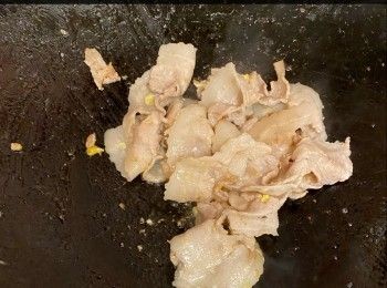 step3: 豚肉炒至半熟加入苦瓜中火炒熟