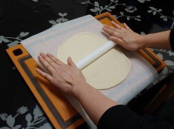 step8: 把麵糰移到牛油紙上滾薄