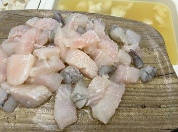 step4: 加入蝦仁和魚柳，不用太大火，讓蝦仁和魚柳慢慢浸熟