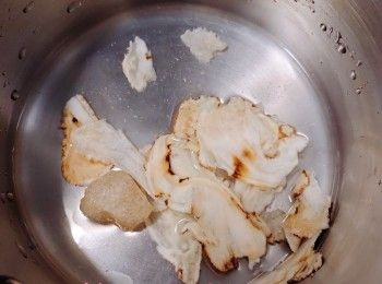 step3: 當歸片洗淨後，用100ml 的水加入冰糖煮至冰糖溶，再加入蠔油，放涼備用。