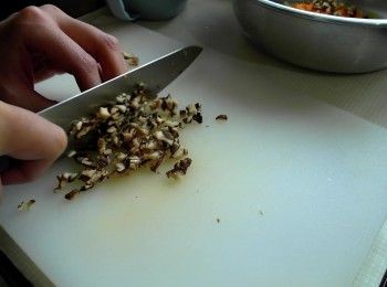 step2: 蒜切末。蔥切蔥花。胡蘿蔔切末。乾香菇泡發後切小塊。