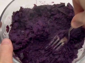 step4: 用一隻叉，將它壓成紫薯泥。